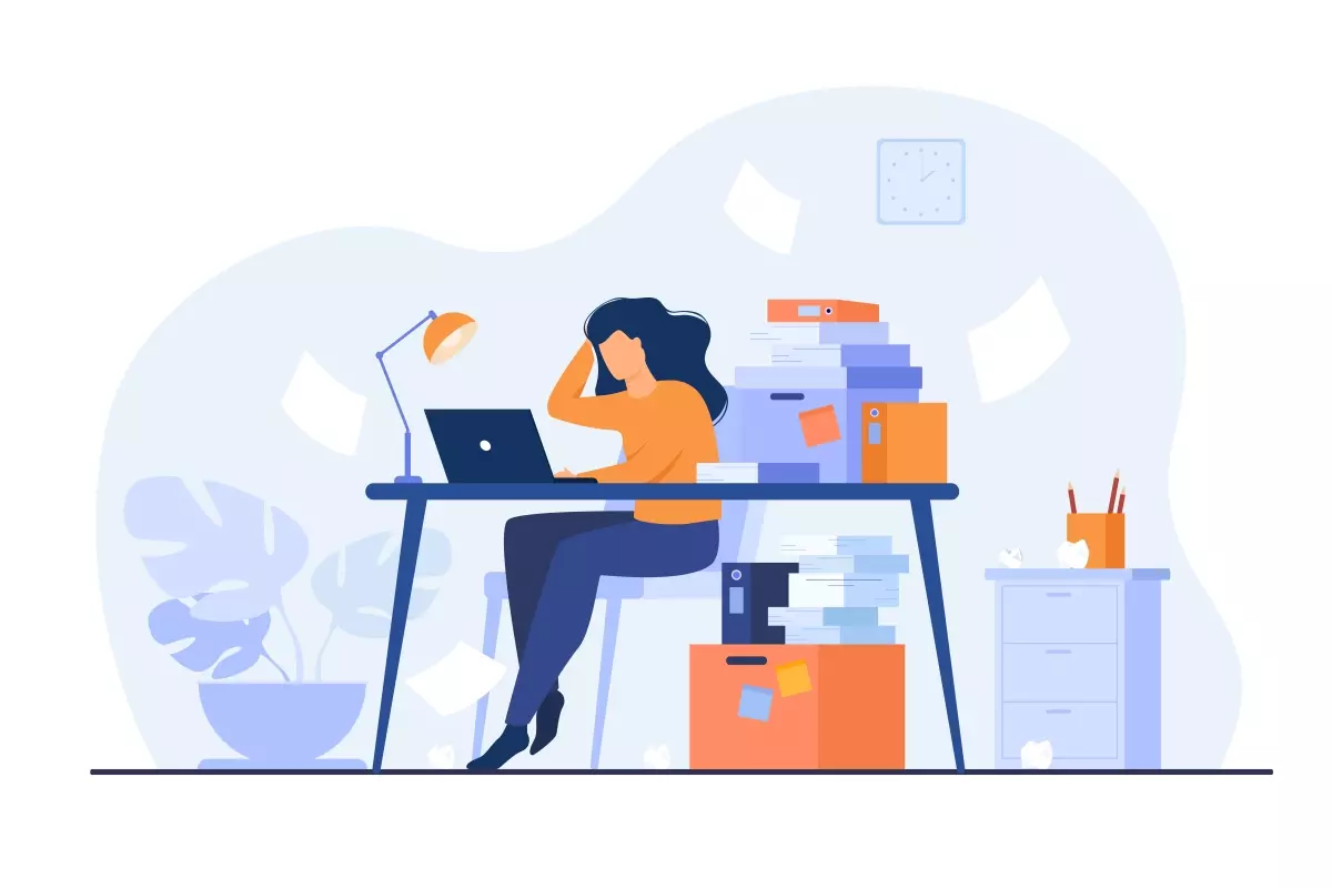 Ilustração de uma mulher estressada em um escritório cheio de papéis e arquivos, simbolizando o afastamento no contrato intermitente e suas complicações.