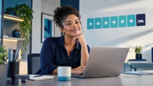 jornada 6x1 no trabalho intermitente: Profissional em escritório moderno, com laptop e caneca sobre a mesa, sorrindo enquanto trabalha em um ambiente corporativo. Tela com indicadores ao fundo.