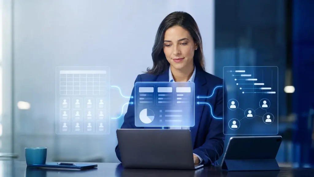 Profissional em escritório com notebook e tablet, usando uma interface digital de gestão e gráficos, representando como controlar mensalistas e intermitentes no mesmo sistema.