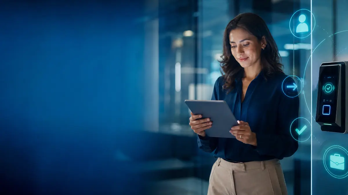 controle de ponto é obrigatório: Mulher em ambiente corporativo usando um tablet enquanto ao lado aparece um dispositivo de identificação biométrica e ícones digitais de controle de ponto, sugerindo automação de registro de presença.